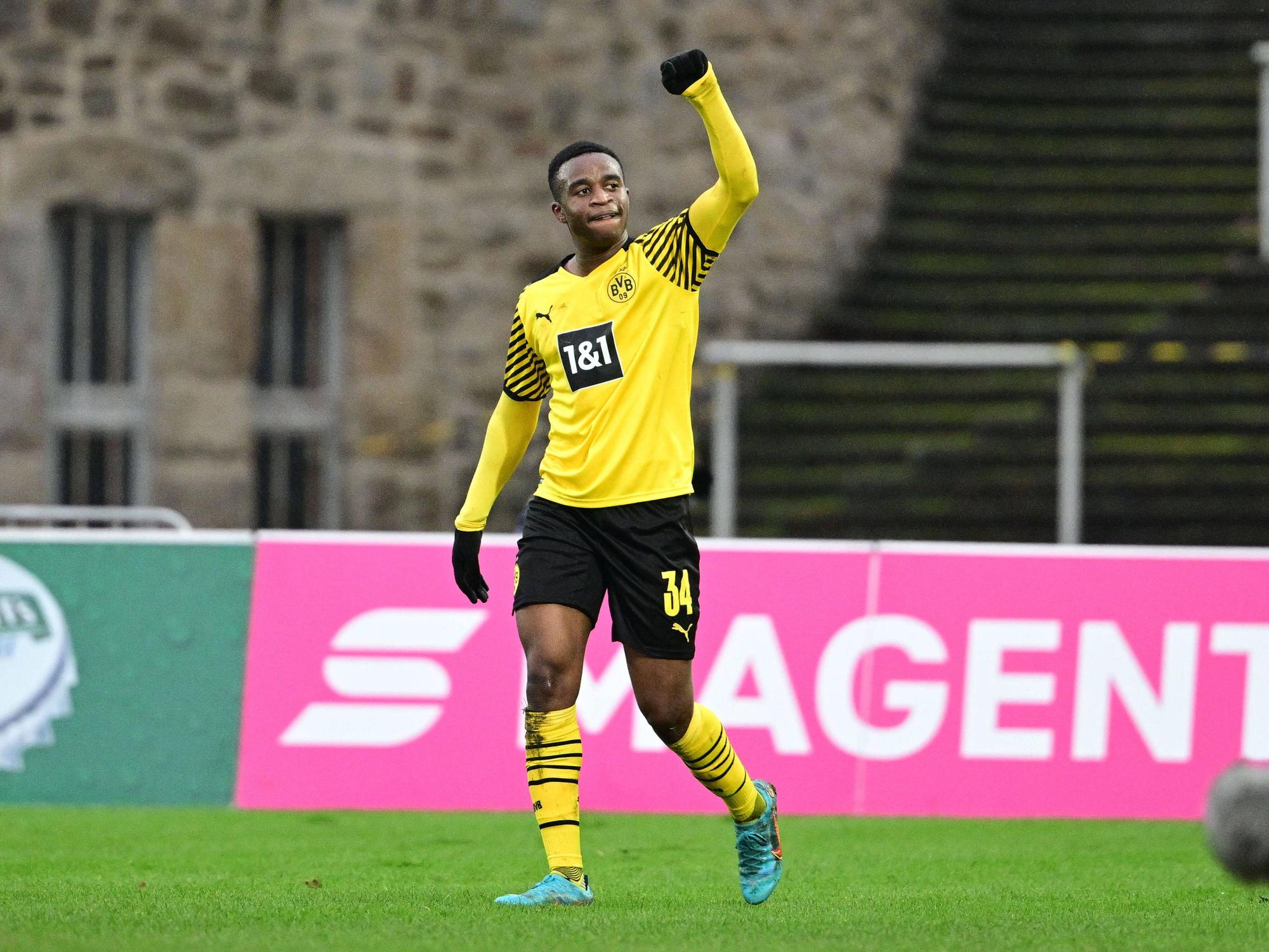 Torjubel zum 2:0 durch Youssoufa Moukoko für Borussia Dortmund.