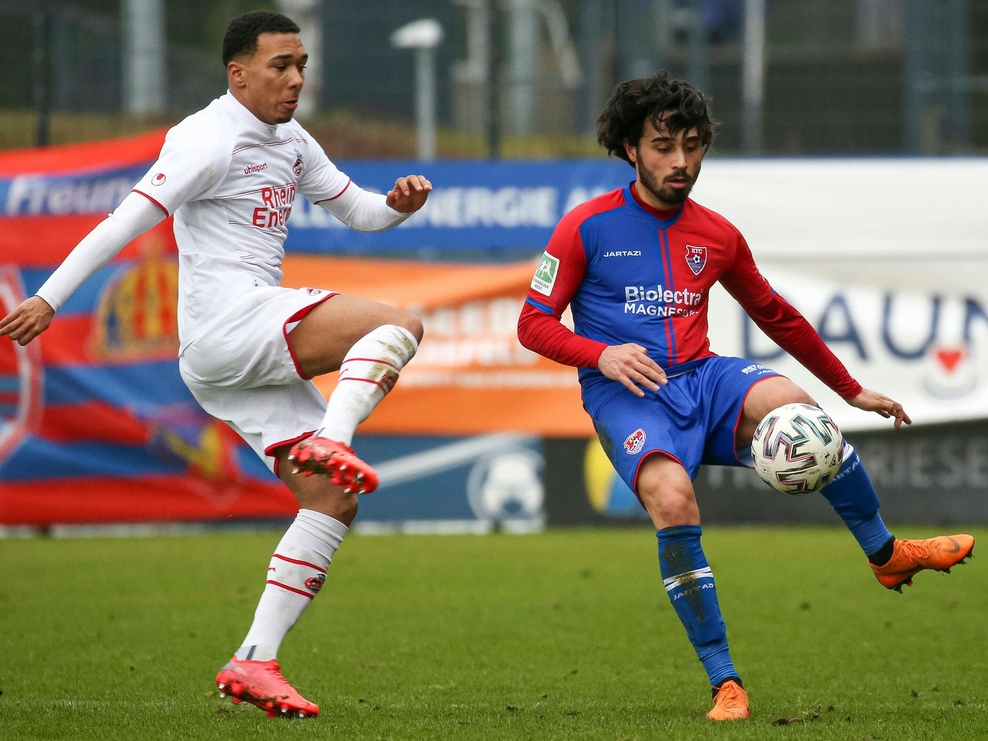 Oliver Issa Schmidt spielt für den 1. FC Köln gegen den KFC Uerdingen.