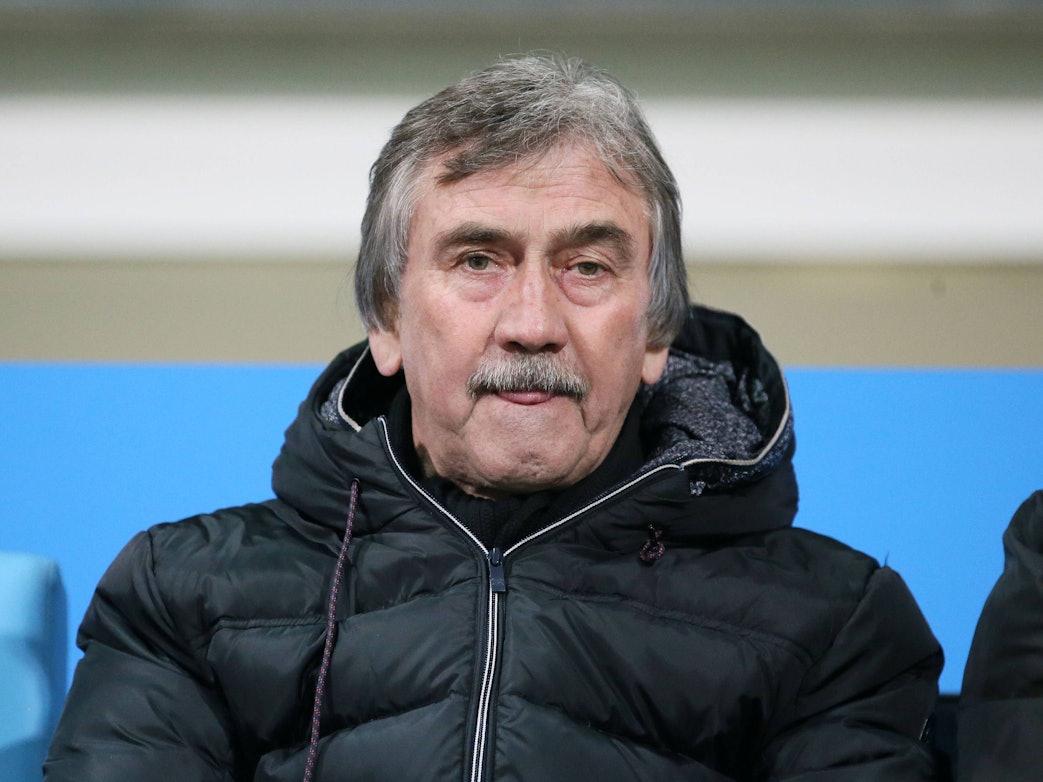 Fußballtrainer Gerd Schädlich schaut sich ein Spiel an.