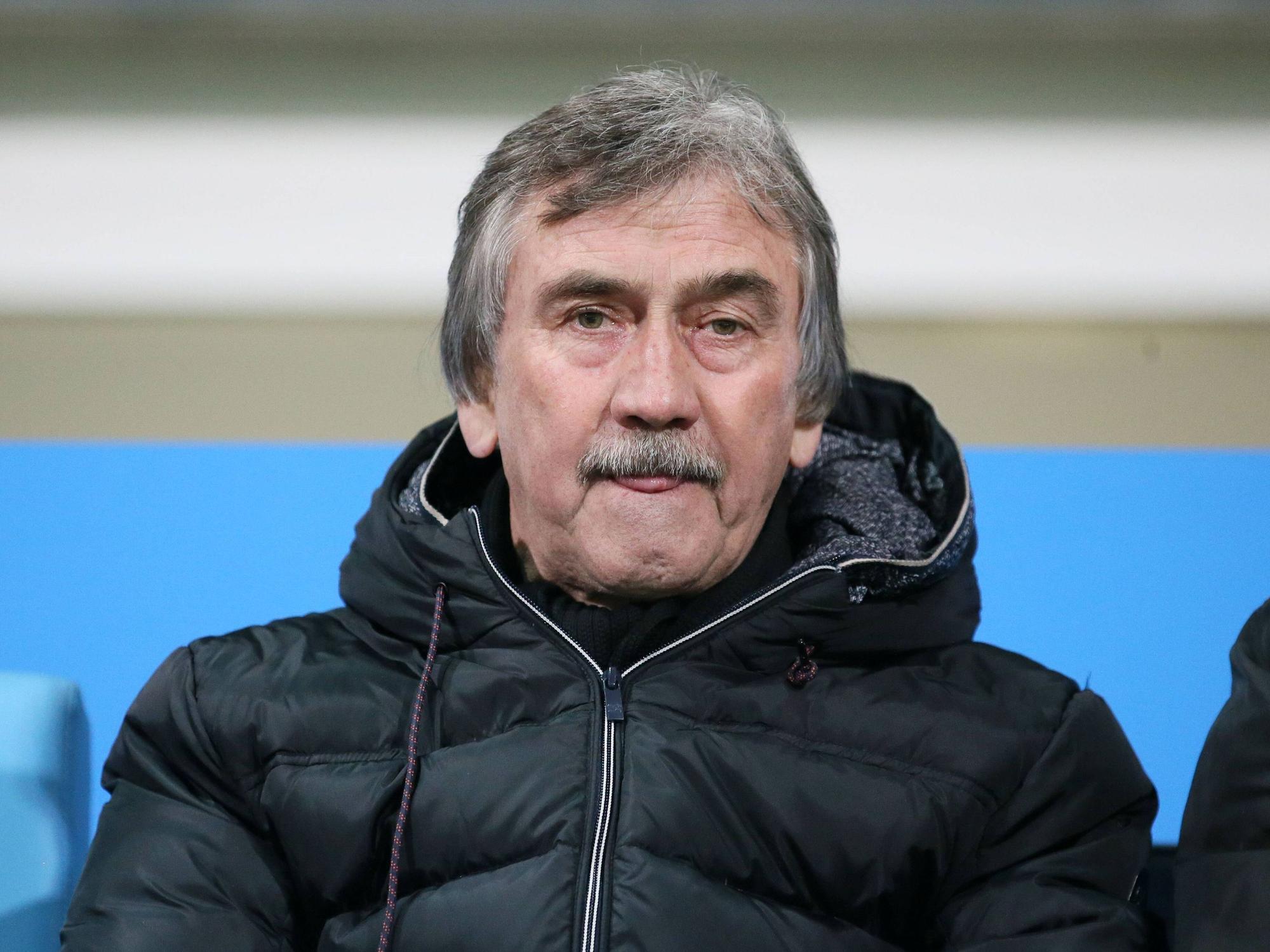 Fußballtrainer Gerd Schädlich schaut sich ein Spiel an.