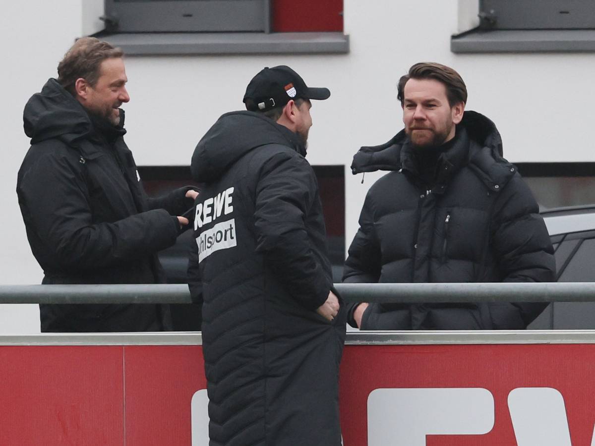 Jörg Jakobs und Thomas Kessler sprechen beim 1. FC Köln mit Steffen Baumgart.