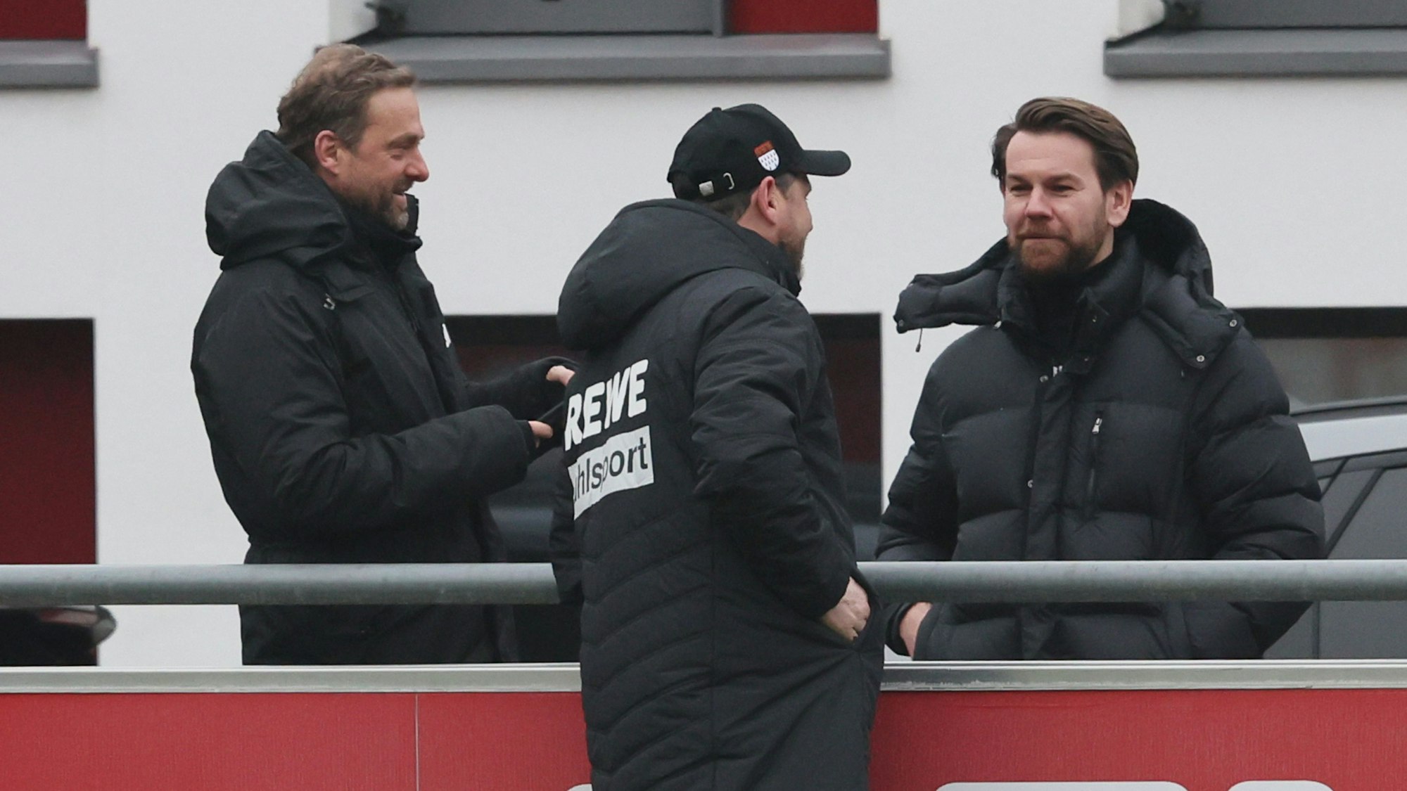 Jörg Jakobs und Thomas Kessler sprechen beim 1. FC Köln mit Steffen Baumgart.
