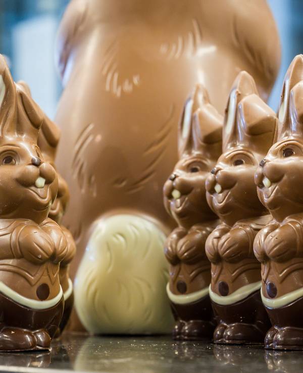 Osterhasen aus Schokolade stehen in der Confiserie Felicitas GmbH. Das Bild wurde am 23. März 2021 aufgenommen.