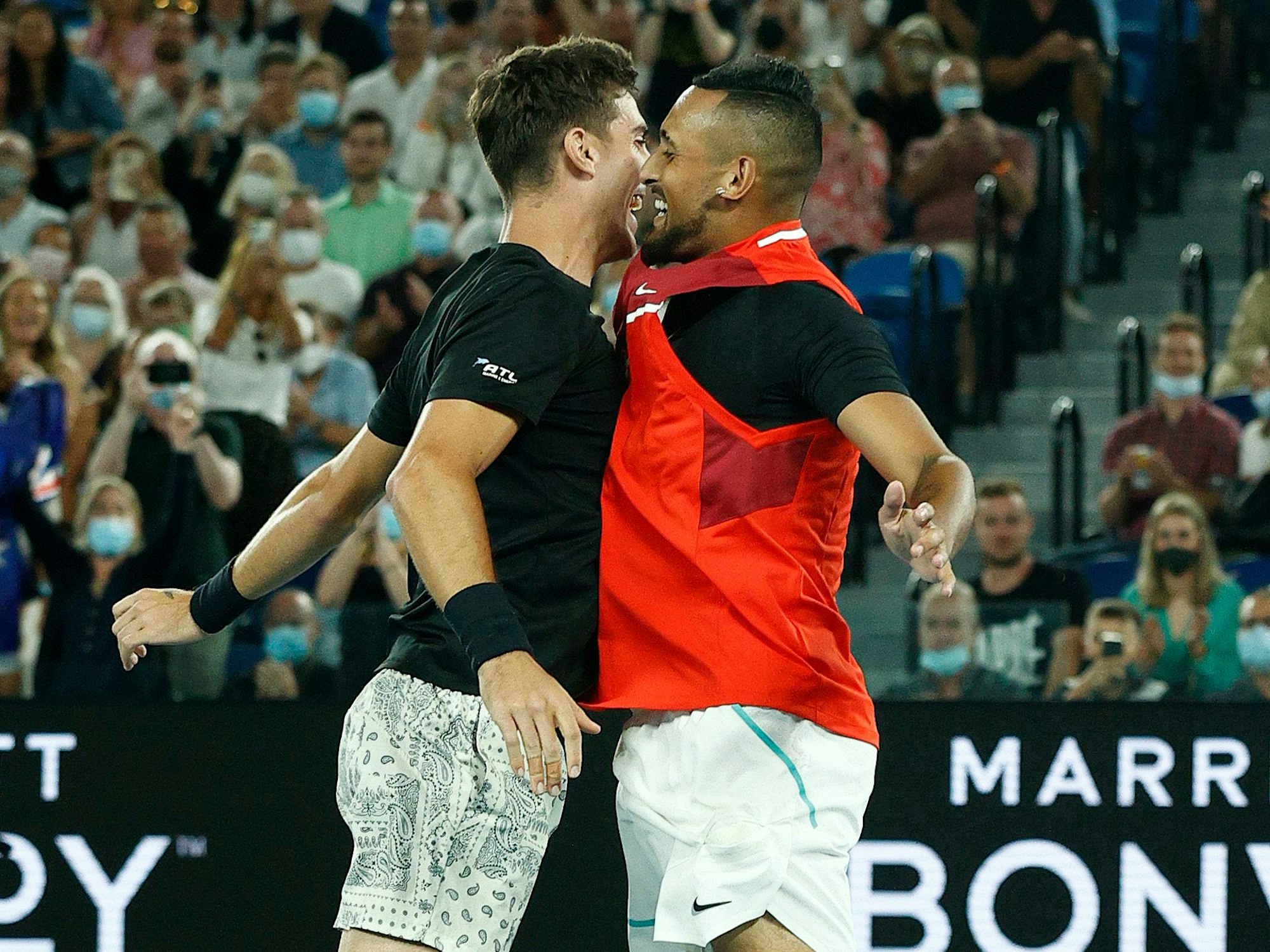 Nick Kyrgios (R) und Thanasi Kokkinakis feiern ihren Doppelsieg.