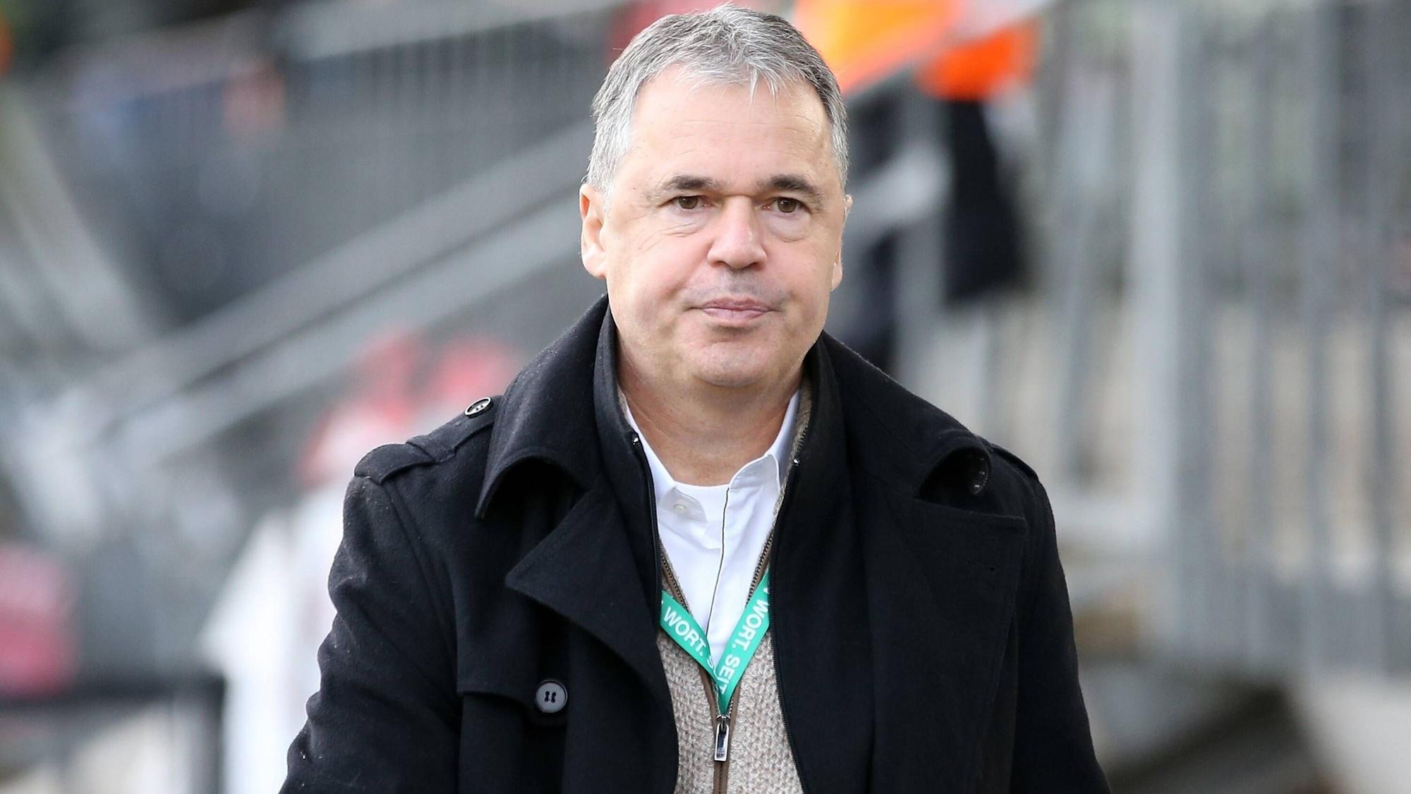 Andreas Rettig vom FC Viktoria Köln geht durch ein Stadion.