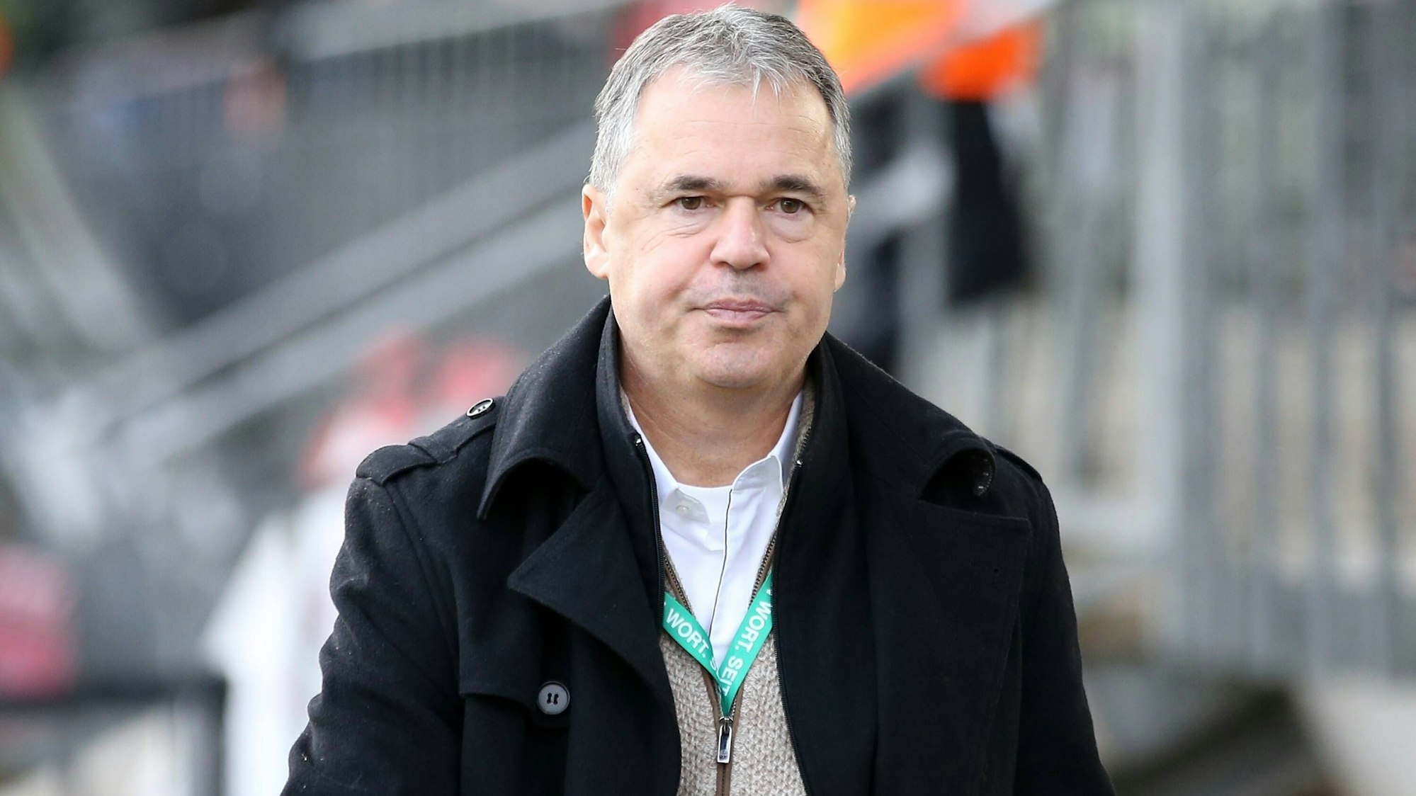 Andreas Rettig vom FC Viktoria Köln geht durch ein Stadion.