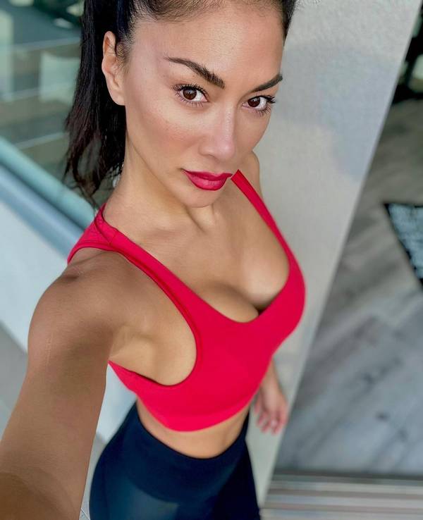 Nicole Scherzinger posiert für ein Selfie beim Fitness-Workout.