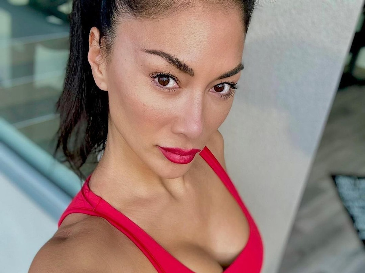 Nicole Scherzinger posiert für ein Selfie beim Fitness-Workout.