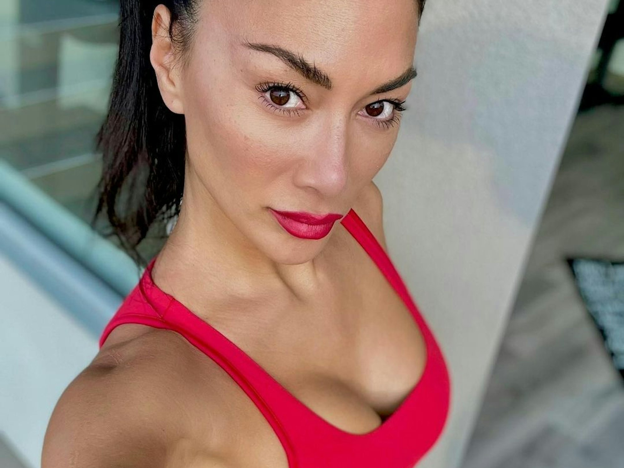 Nicole Scherzinger posiert für ein Selfie beim Fitness-Workout.