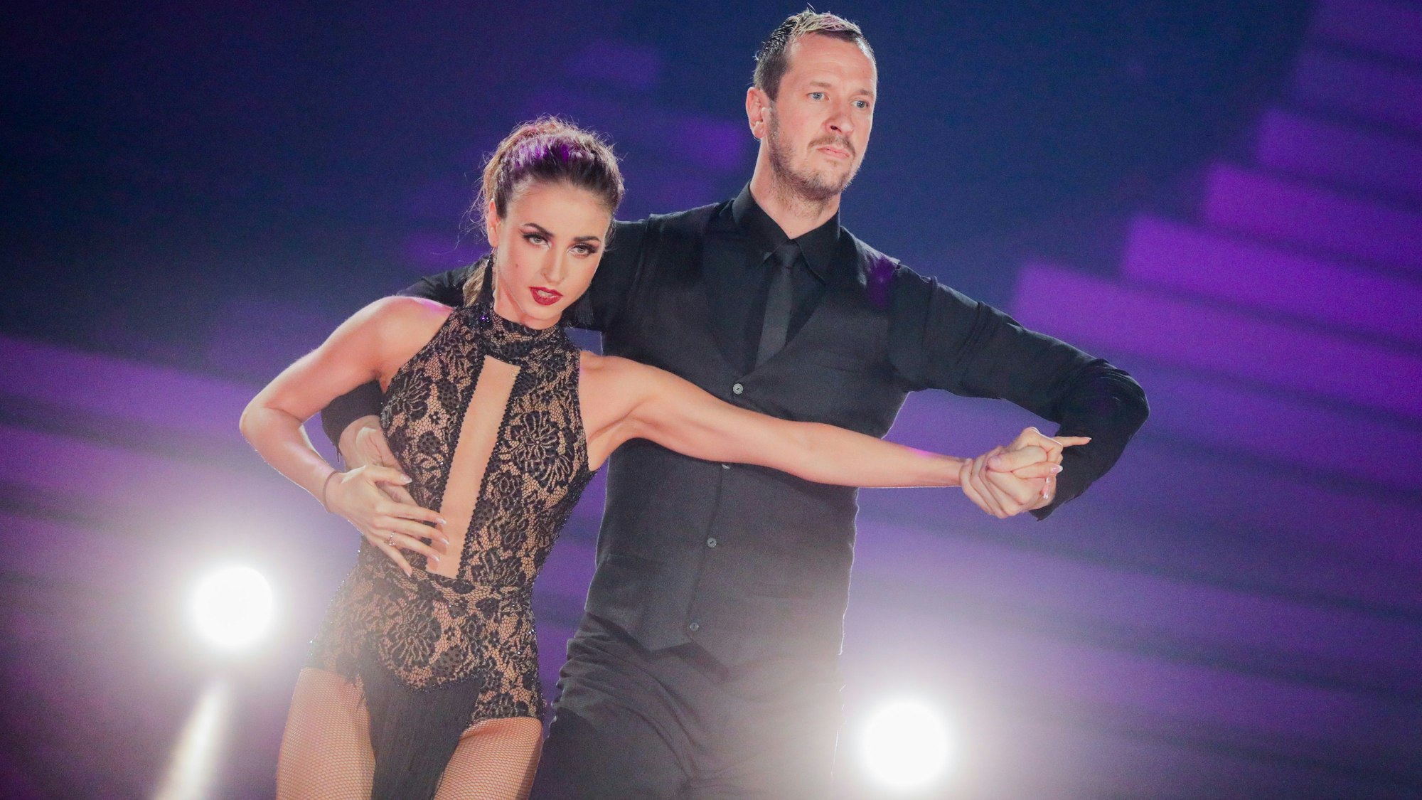 Pascal Hens, ehemaliger Handballer, und Ekaterina Leonova, Profitänzerin, tanzen in der RTL-Tanzshow Let's Dance im Coloneum.