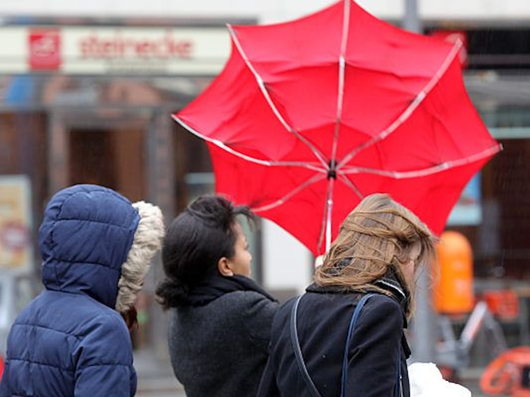 Menschen in Nordrhein-Westfalen müssen sich auf ein wechselhaftes Wochenende einstellen. Das Symbolfoto entstand im März 2019.