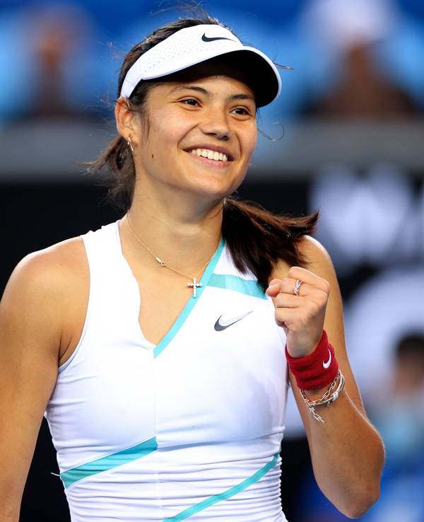 Emma Raducanu lächelt während ihres Zweitrunden-Matches bei den Australian Open