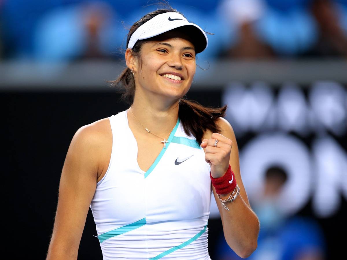 Emma Raducanu lächelt während ihres Zweitrunden-Matches bei den Australian Open