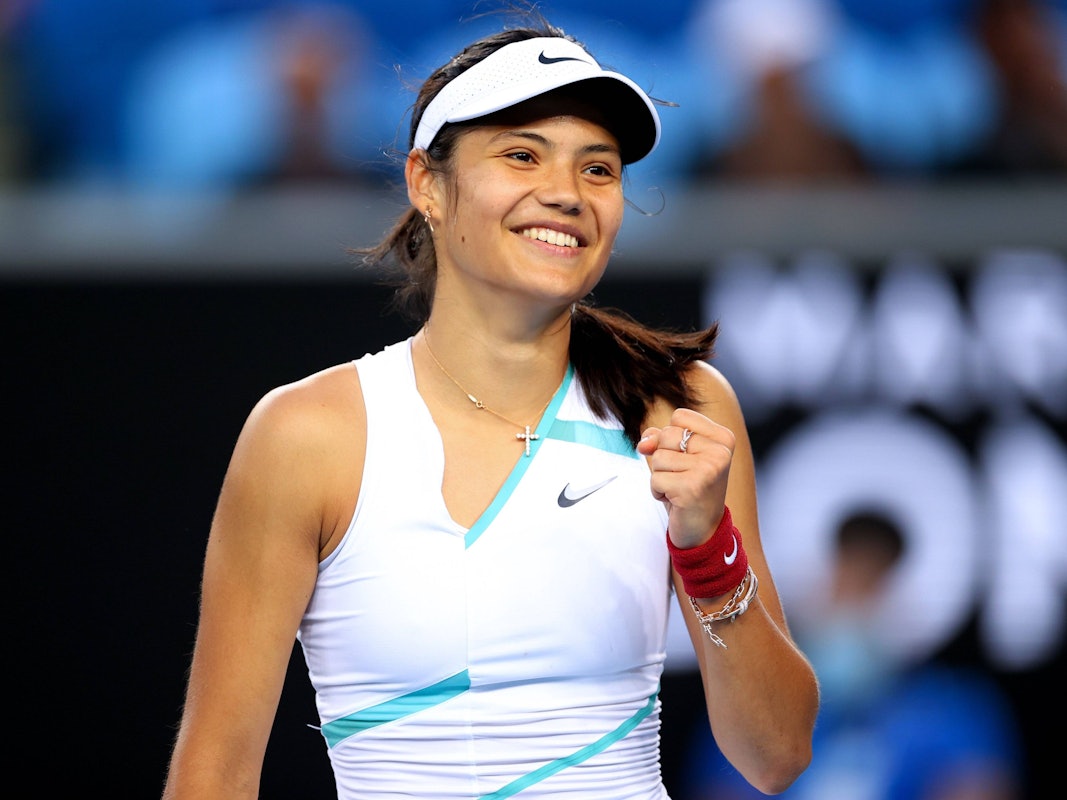 Emma Raducanu lächelt während ihres Zweitrunden-Matches bei den Australian Open