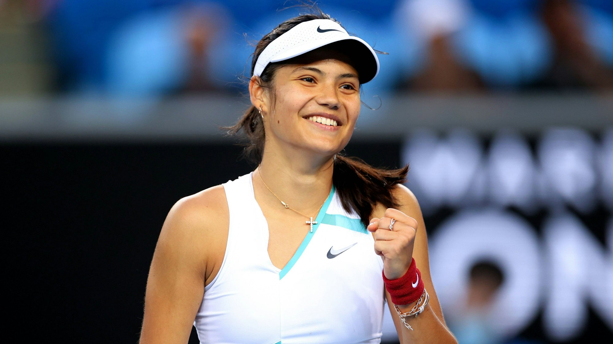 Emma Raducanu lächelt während ihres Zweitrunden-Matches bei den Australian Open