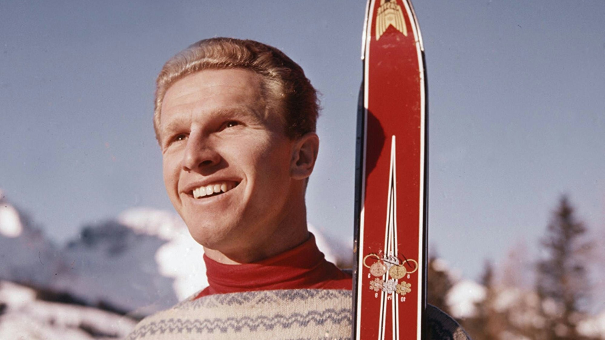 Hanspeter Lanig steht mit seinen Skiern vor einem Berg-Panorama