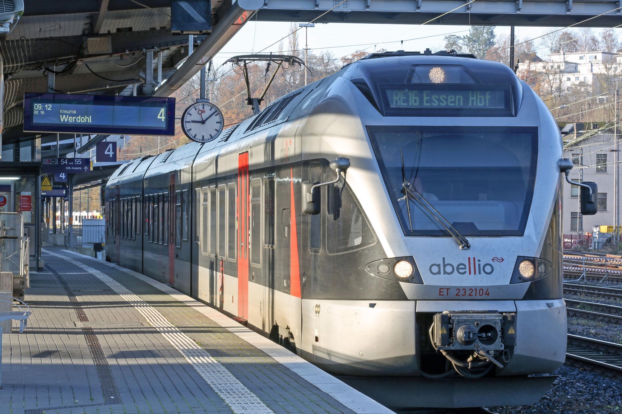 Ein Zug von Abellio steht im Hauptbahnhof von Siegen.