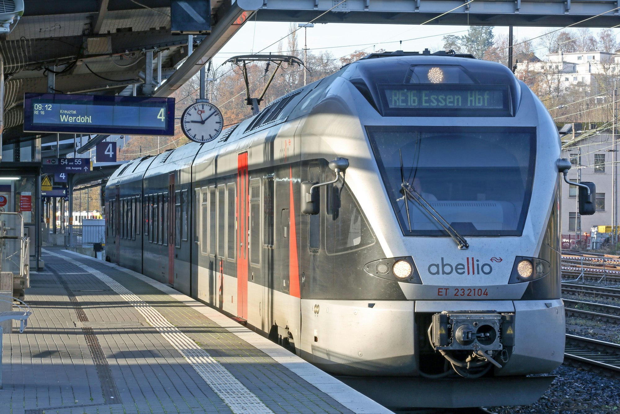 Ein Zug von Abellio steht im Hauptbahnhof von Siegen.