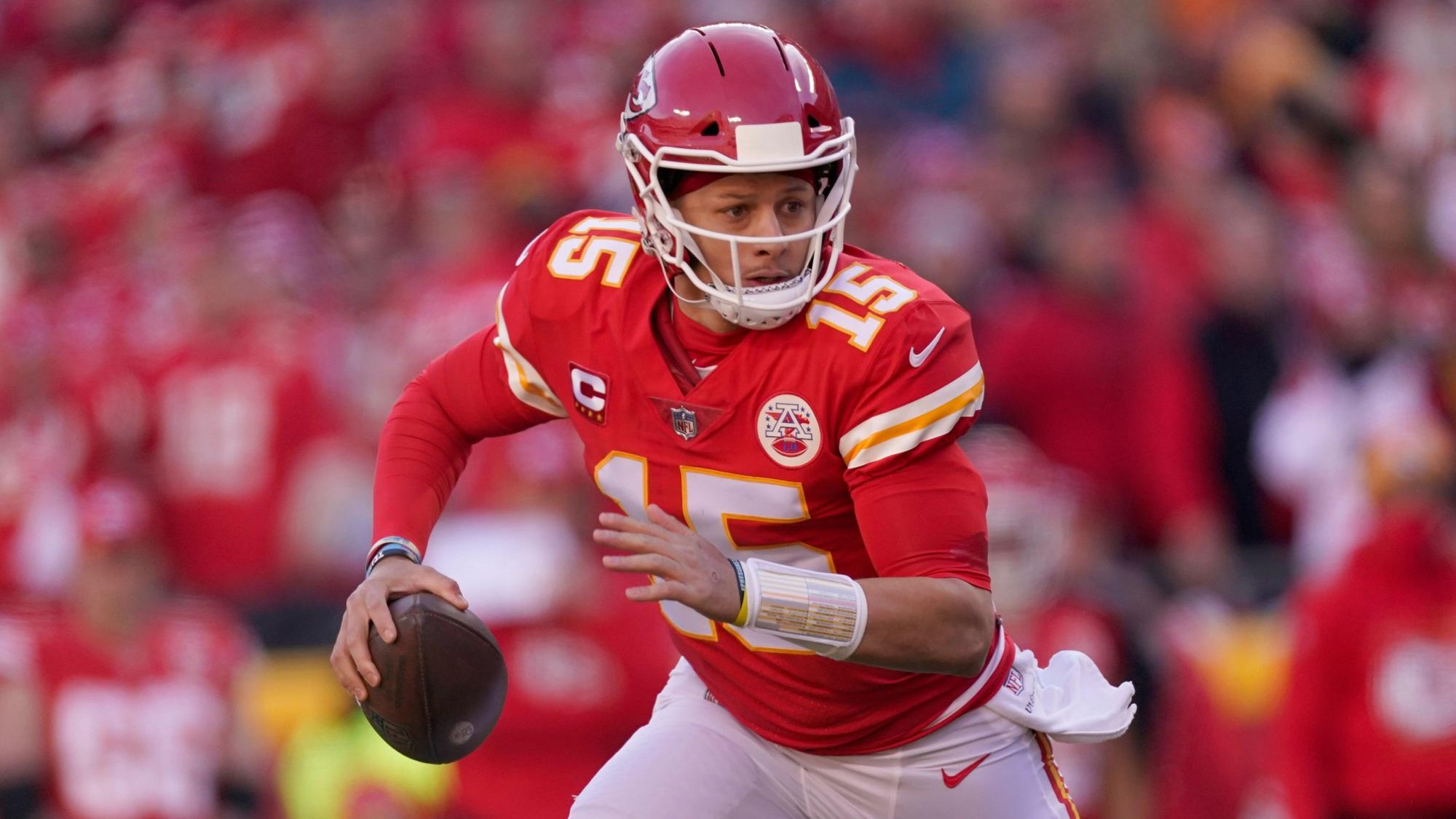 Patrick Mahomes hält den Football in der Hand.
