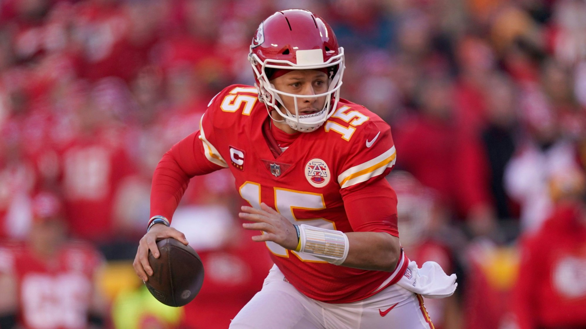 Patrick Mahomes hält den Football in der Hand.
