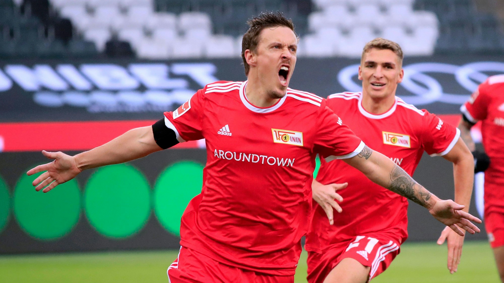 Max Kruse jubelt über sein Tor gegen Borussia Mönchengladbach