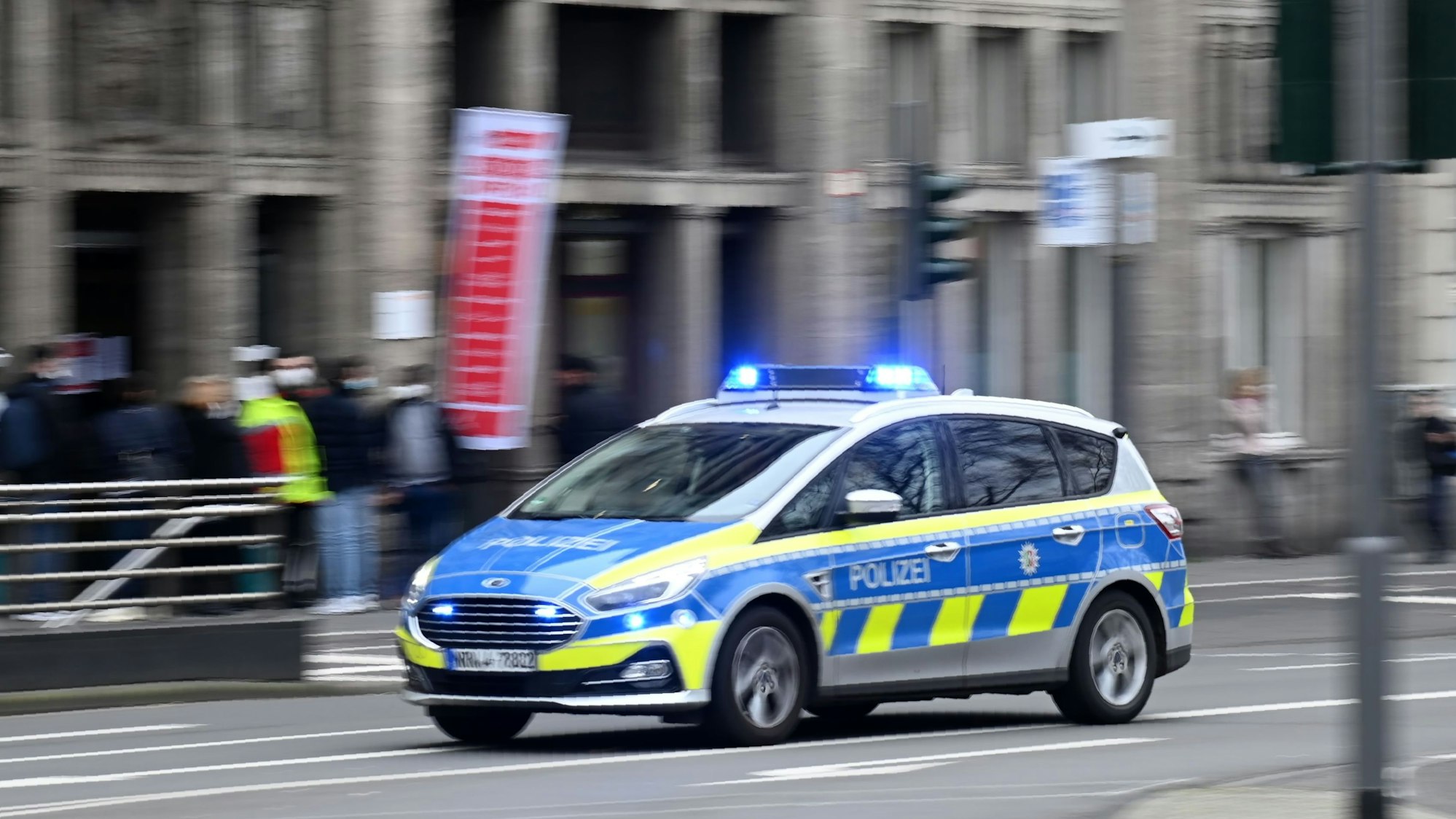 Ein Einsatzfahrzeuge der Polizei ist am Neumarkt in Köln unterwegs.