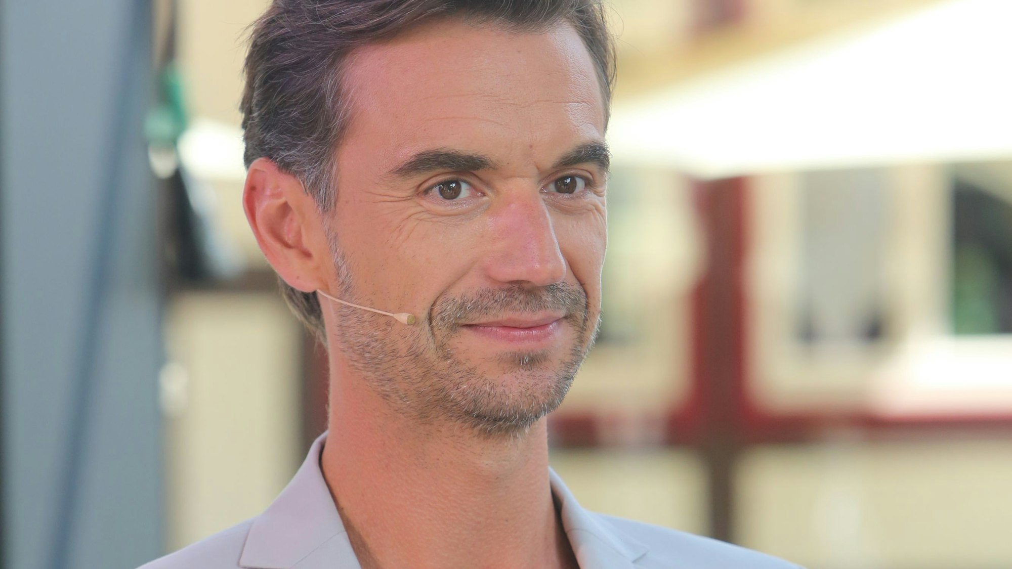 Schlagerstar und Jury-Mitglied Florian Silbereisen steht vor der TV-Aufzeichnung der bekannten RTL-Castingshow «Deutschland sucht den Superstar» DSDS am Set. Das Bild wurde am 27. Juli 2021 aufgenommen.