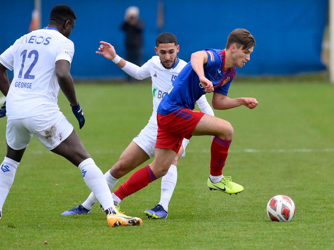 Noah Katterbach dribbelt im Spiel des FC Basel mit dem Ball.