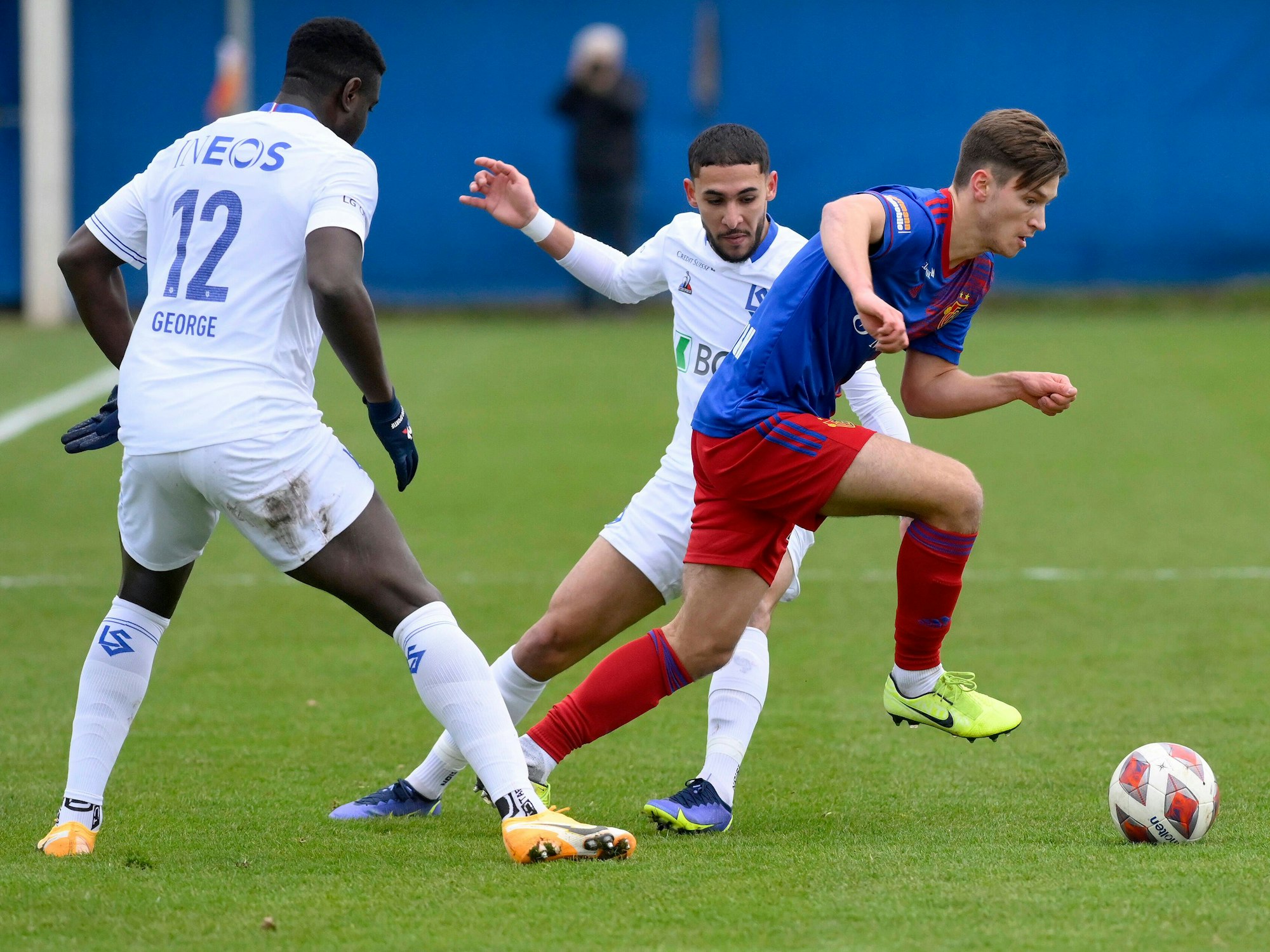Noah Katterbach setzt sich gegen zwei Gegenspieler durch