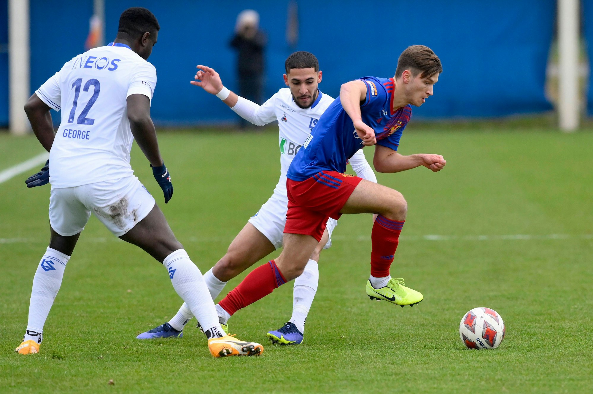 Noah Katterbach dribbelt im Spiel des FC Basel mit dem Ball.