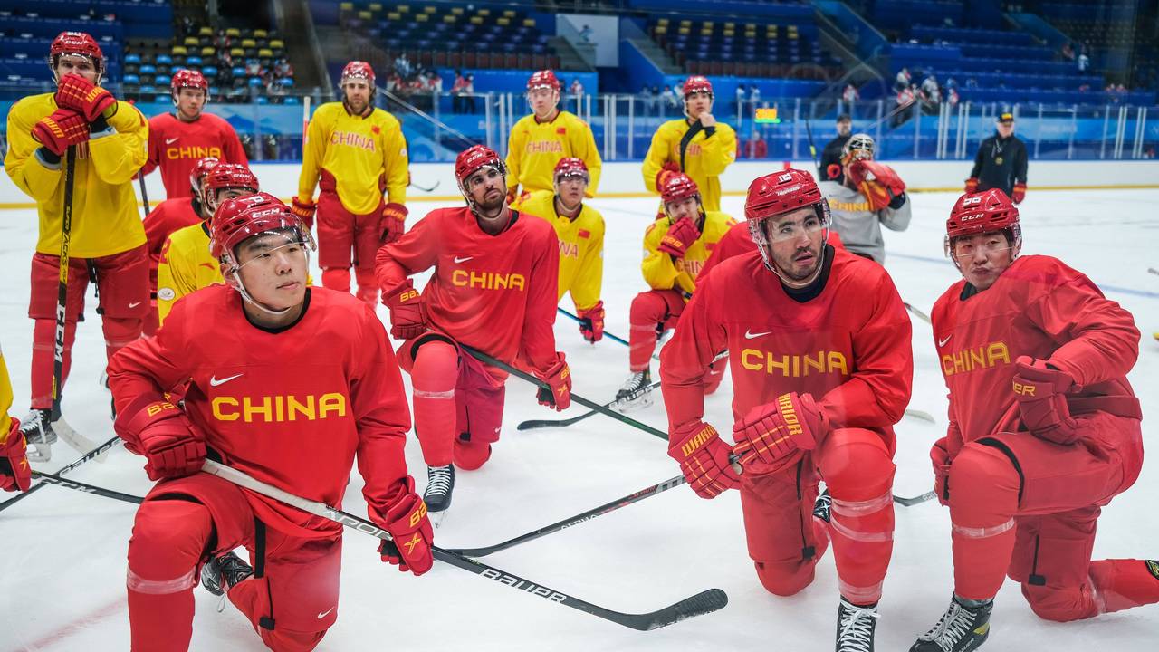 Die Spieler der Nationalmannschaft Chinas knien auf dem Eis.
