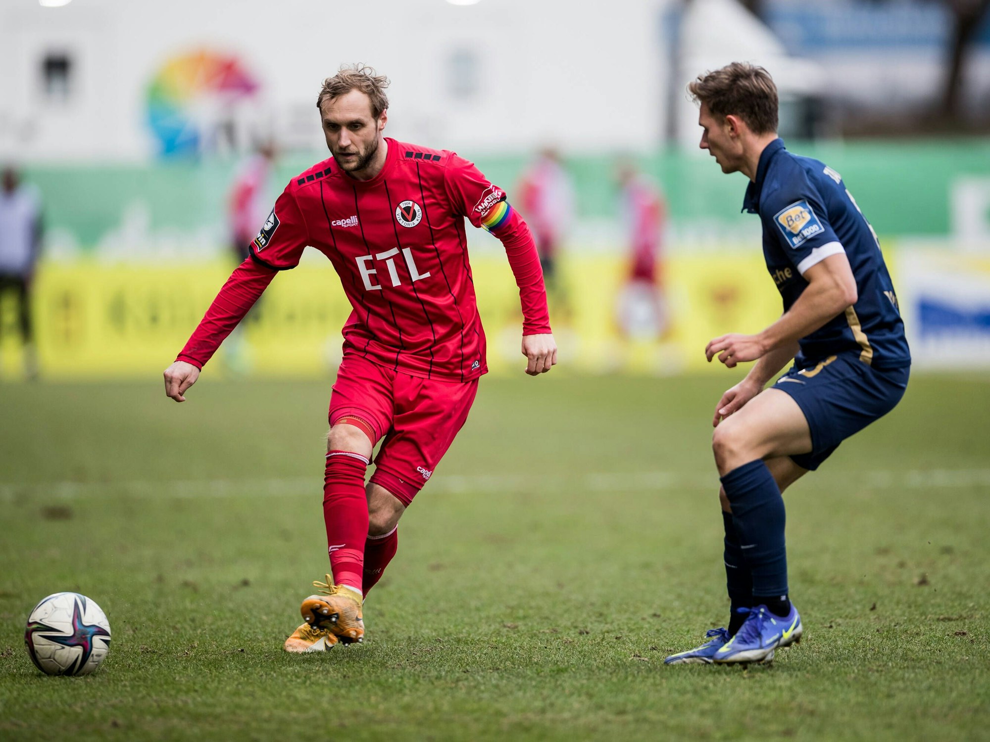 Marcel Risse passt de Ball an Erik Tallig vorbei.