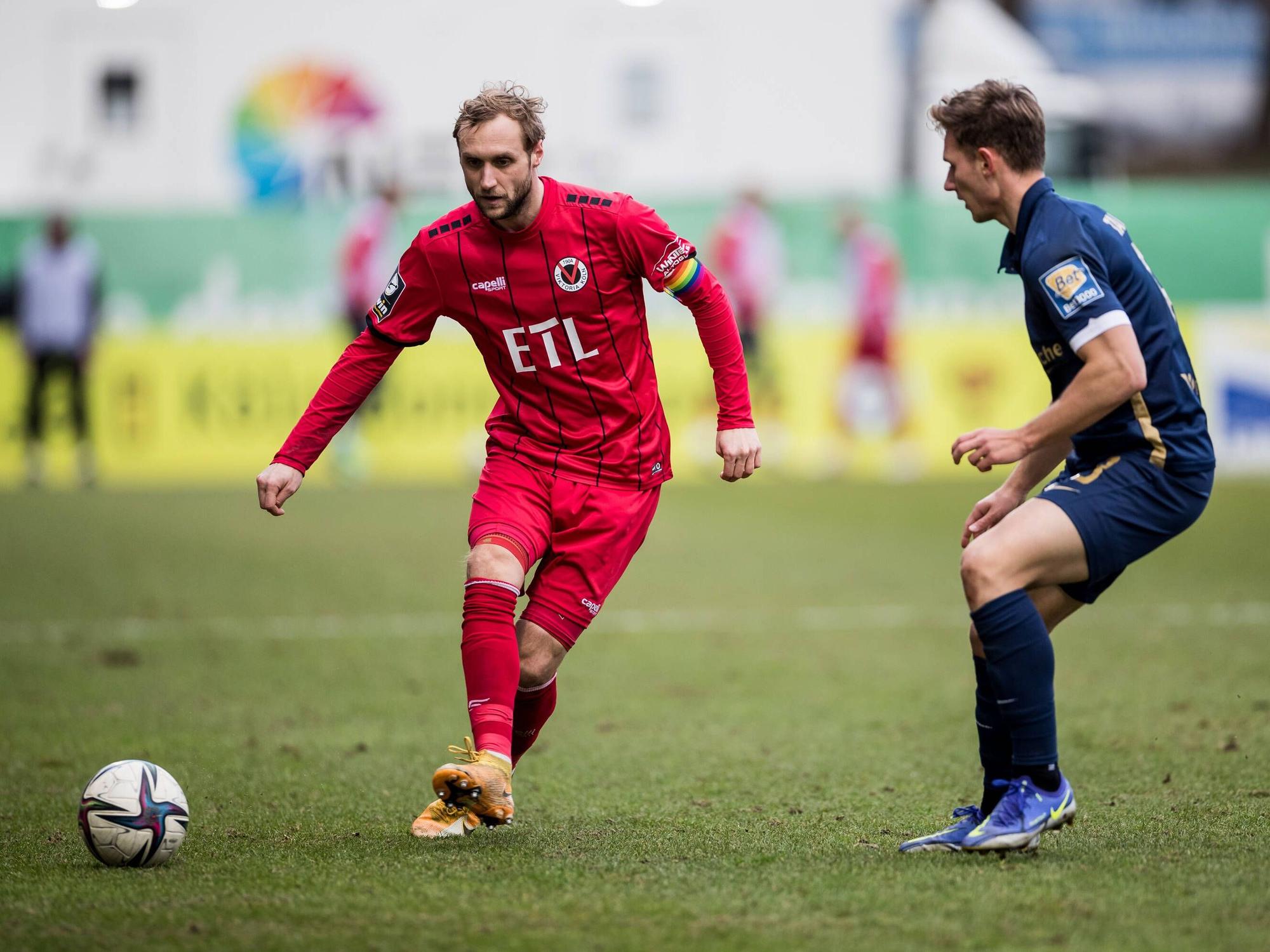 Marcel Risse (Viktoria Köln) gegen Erik Tallig (TSV 1860 München).