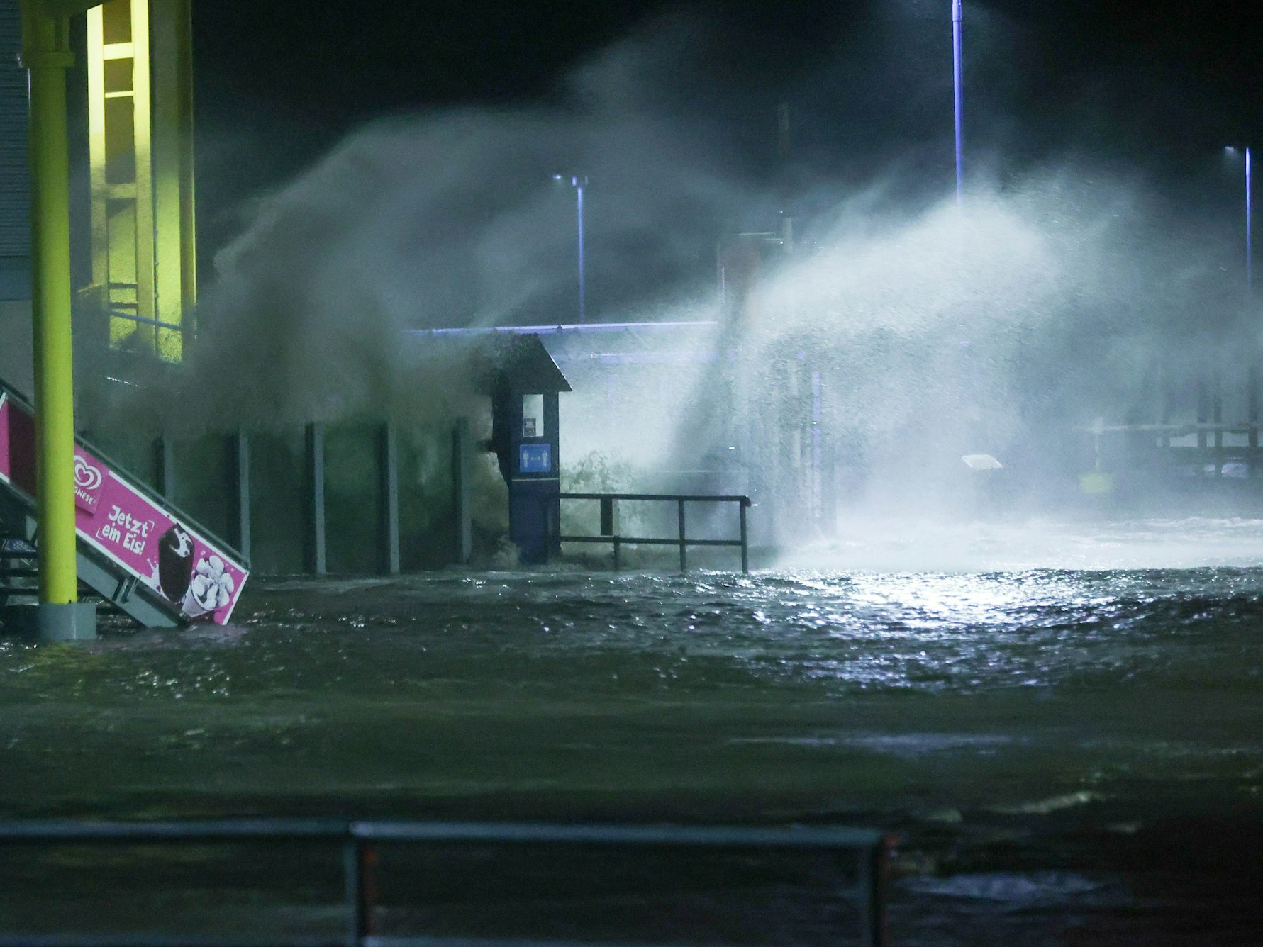 Sturm an der Küste von Schleswig-Holstein. Die Gischt der aufgepeitschten Nordsee überflutet bei Sturm am 30. Januar 2022 den Fähranleger Dagebüll.