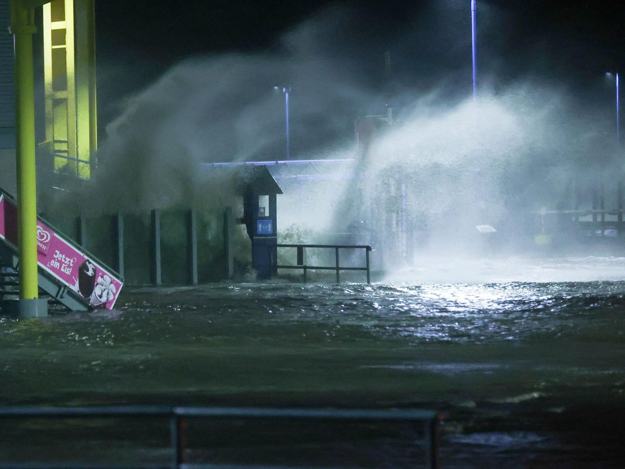Sturm an der Küste von Schleswig-Holstein. Die Gischt der aufgepeitschten Nordsee überflutet bei Sturm am 30. Januar 2022 den Fähranleger Dagebüll.