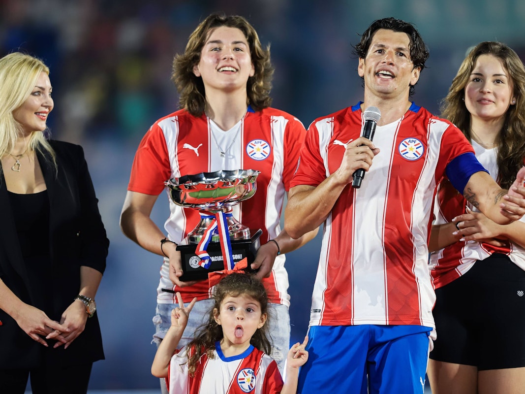 Nelson Valdez spricht in ein Mikrofon bei seinem Abschiedsspiel.