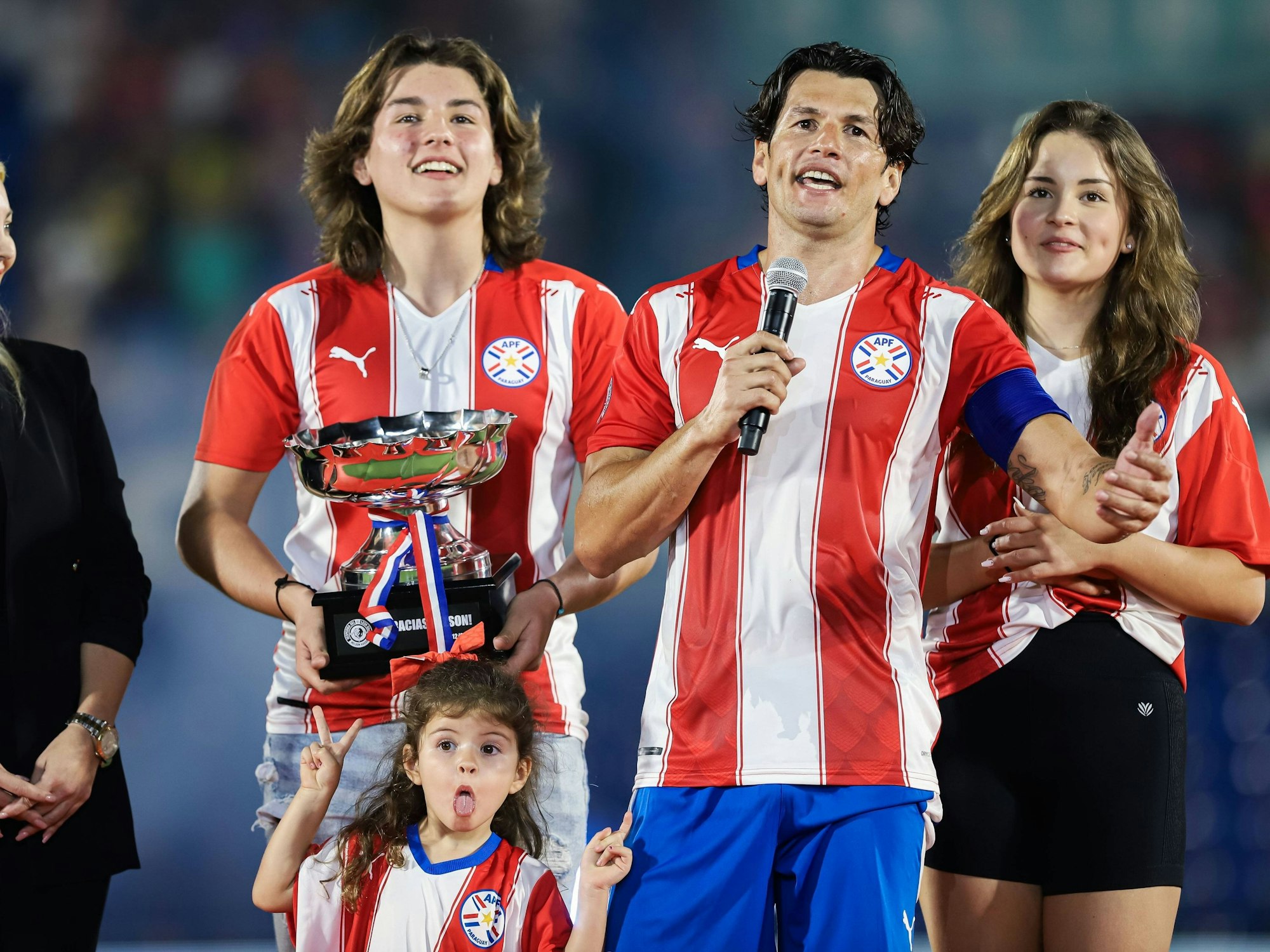 Nelson Valdez spricht in ein Mikrofon bei seinem Abschiedsspiel.