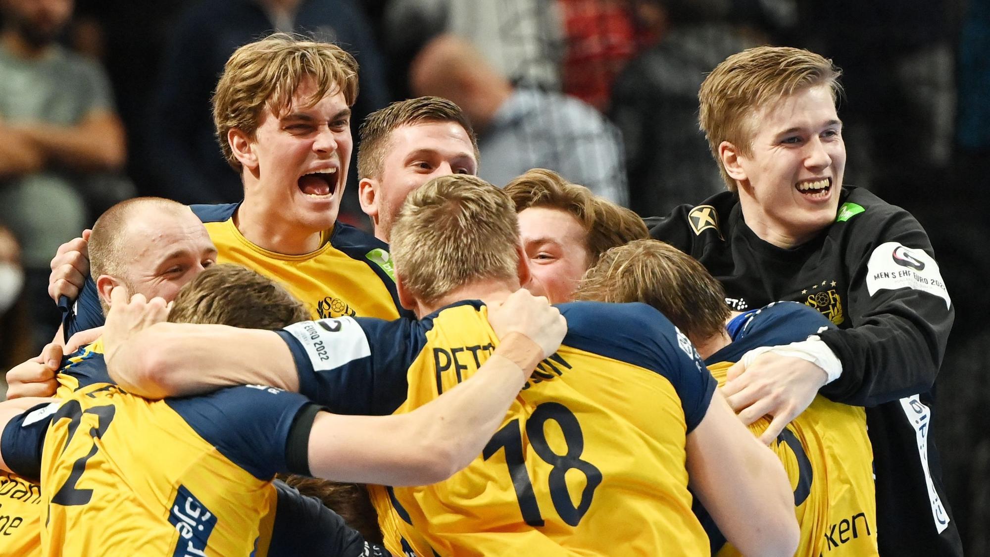 Schwedens Handballer jubeln über den EM-Sieg am 30. Januar 2022