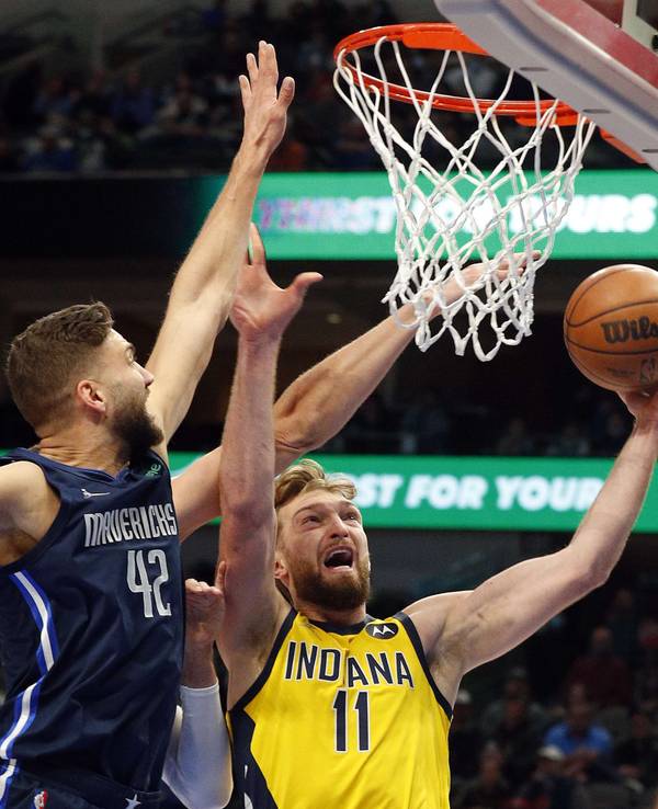 Dallas-Big Maximilian Kleber und Pacers-Star Domantas Sabonis im Zweikampf unter dem Korb.
