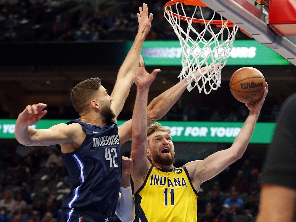 Dallas-Big Maximilian Kleber und Pacers-Star Domantas Sabonis im Zweikampf unter dem Korb.