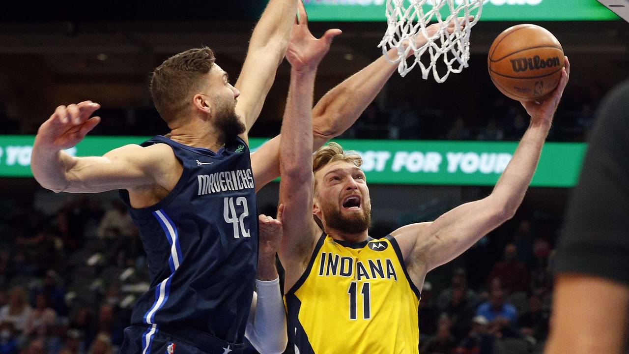 Dallas-Big Maximilian Kleber und Pacers-Star Domantas Sabonis im Zweikampf unter dem Korb.