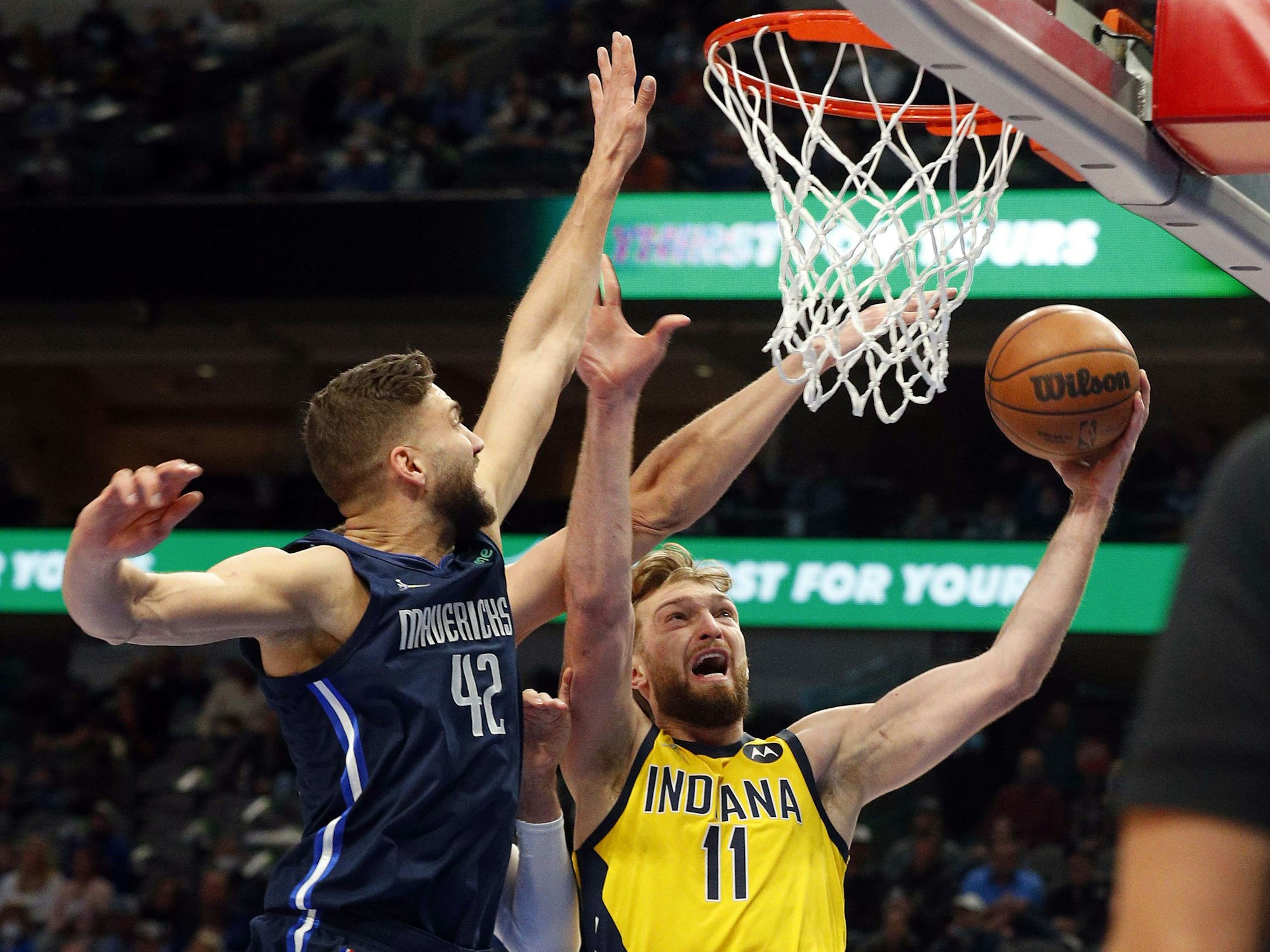Dallas-Big Maximilian Kleber und Pacers-Star Domantas Sabonis im Zweikampf unter dem Korb.