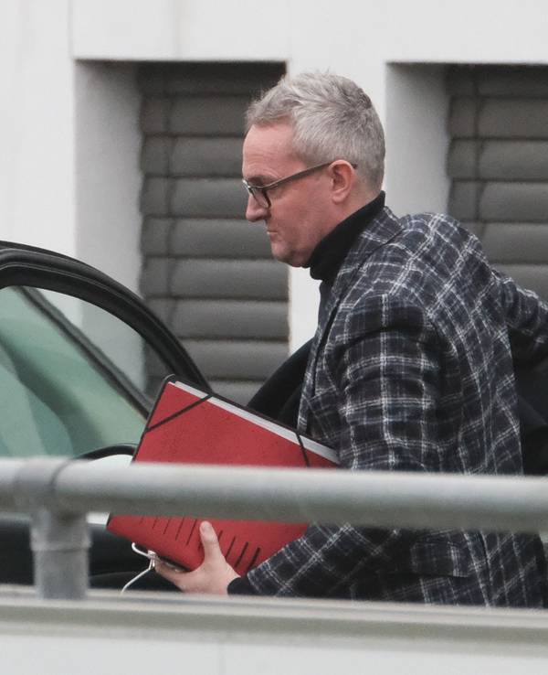 Alexander Wehrle steigt am Geißbockheim aus seinem Auto.