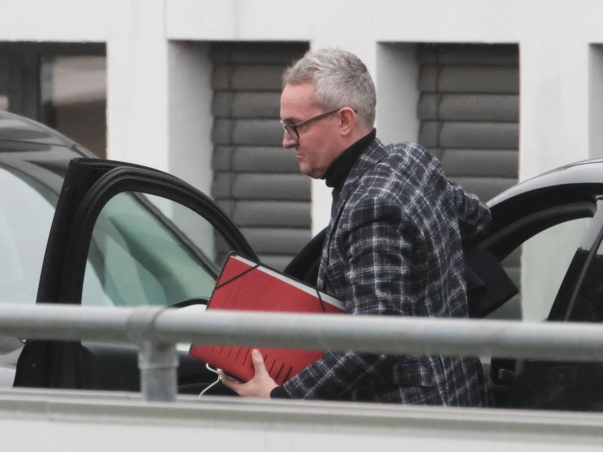 Alexander Wehrle steigt am Geißbockheim aus seinem Auto.