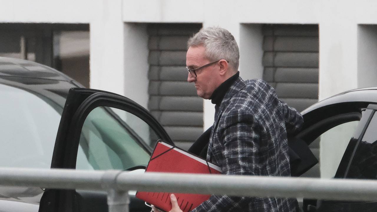 Alexander Wehrle steigt am Geißbockheim aus seinem Auto.