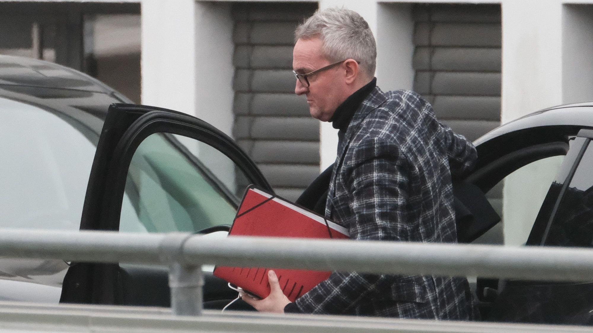 Alexander Wehrle steigt am Geißbockheim aus seinem Auto.