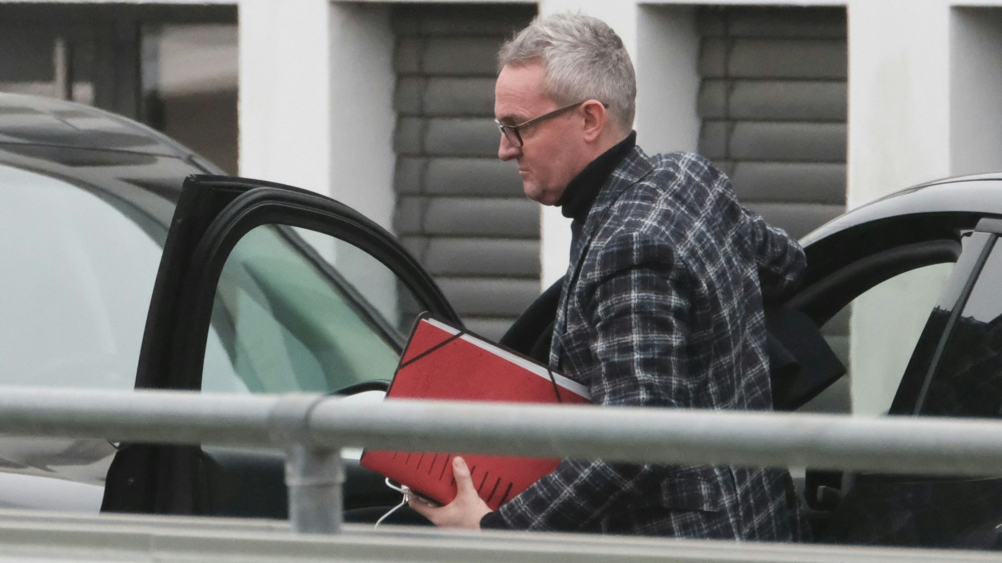 Alexander Wehrle steigt am Geißbockheim aus seinem Auto.