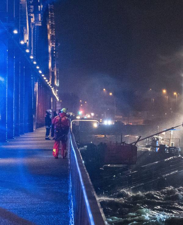 In Hamburg fuhr sich ein Binnenschiff unter einer Brücke fest. Die Schute verkeilte sich am 30. Januar 2022 unter der Freihafen- Elbbrücke. Zwei Personen konnten vom Havaristen gerettet werden.
