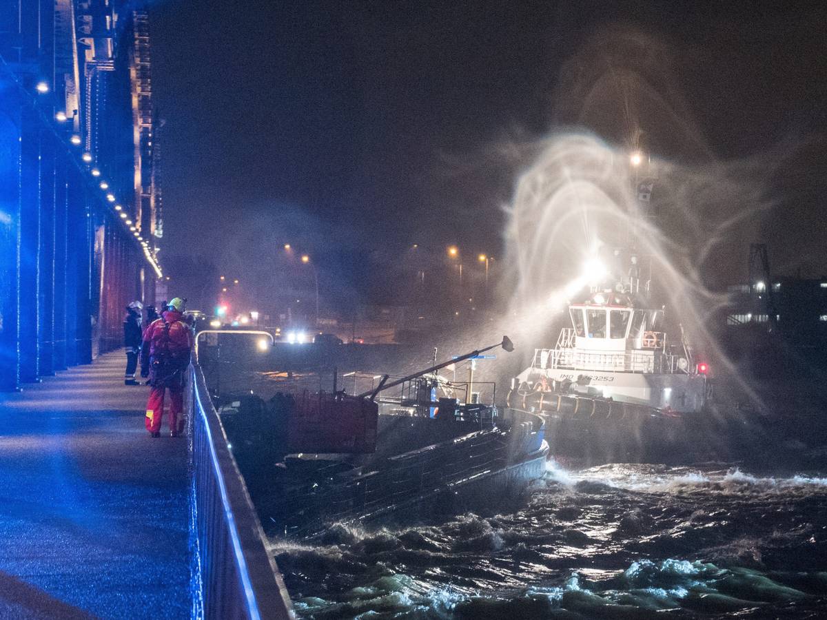 In Hamburg fuhr sich ein Binnenschiff unter einer Brücke fest. Die Schute verkeilte sich am 30. Januar 2022 unter der Freihafen- Elbbrücke. Zwei Personen konnten vom Havaristen gerettet werden.