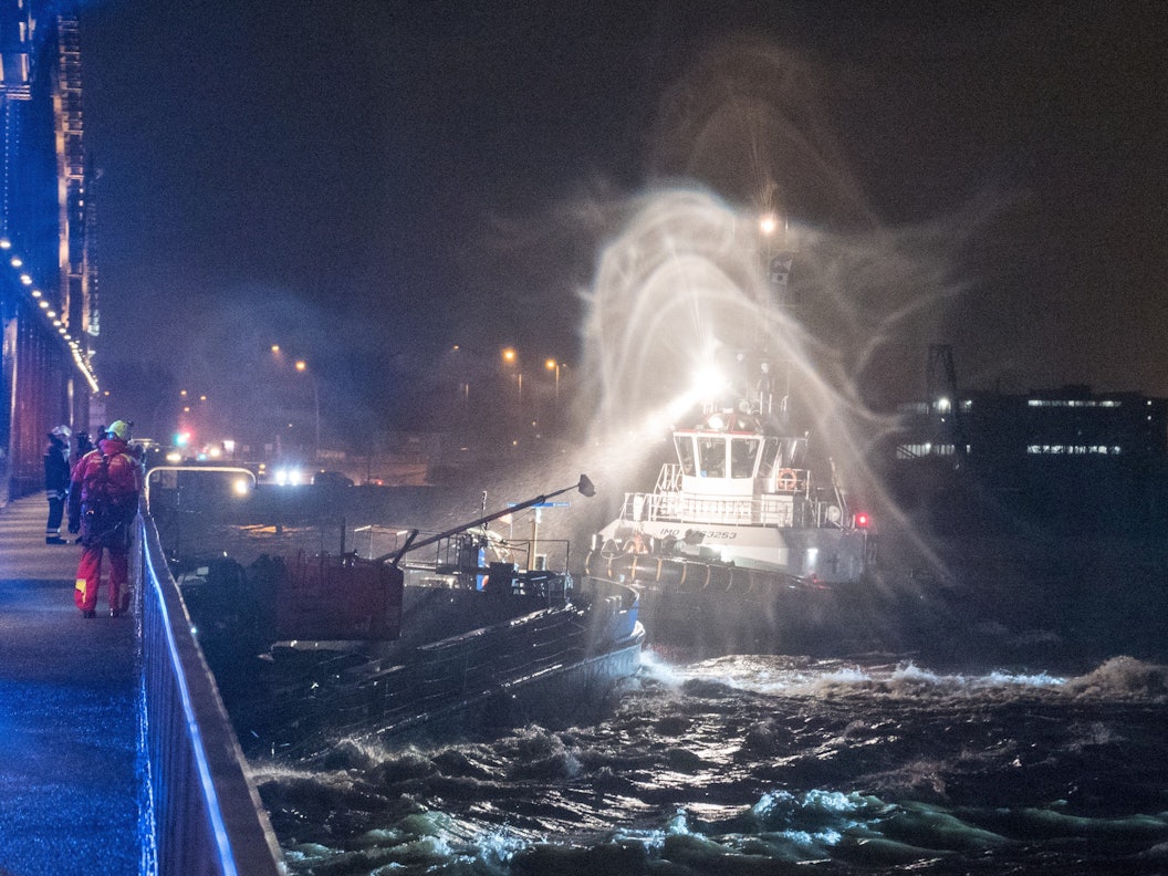 In Hamburg fuhr sich ein Binnenschiff unter einer Brücke fest. Die Schute verkeilte sich am 30. Januar 2022 unter der Freihafen- Elbbrücke. Zwei Personen konnten vom Havaristen gerettet werden.